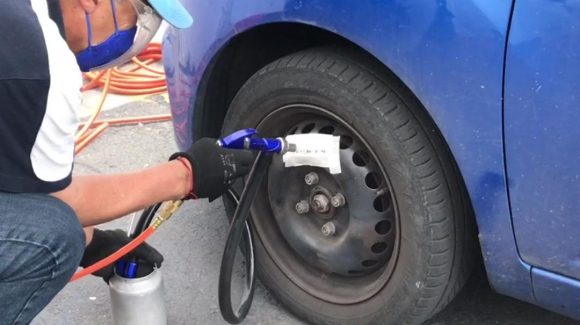 Ofrecen cinco plazas comerciales servicio de tatuado vehicular contra robo