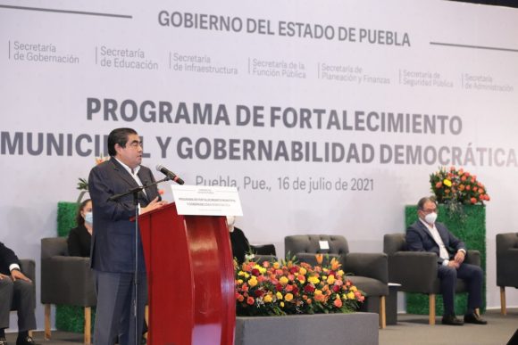 Integrar gobiernos honestos y cercanos a la gente, pide Barbosa a los 217 ediles electos