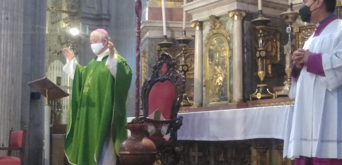 Dedica arzobispo de Puebla misa a sacerdotes fallecidos por Covid-19
