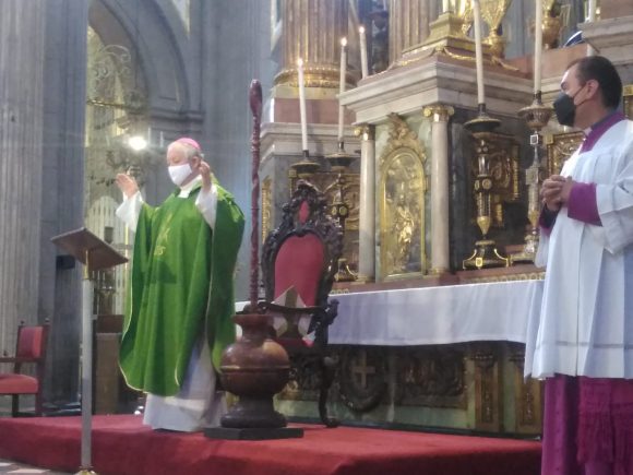 Dedica arzobispo de Puebla misa a sacerdotes fallecidos por Covid-19