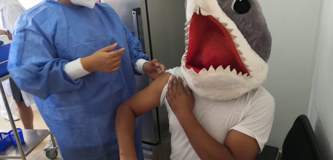 Se vistió de Tiburón para invitar a los jóvenes a vacunarse contra el COVID