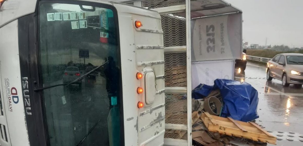 Camión de azulejos y pisos Dalvi volcó en Periférico y Forjadores