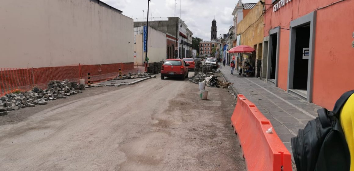 En terracería y entre montones de adoquines y basura transitan la 10 Oriente