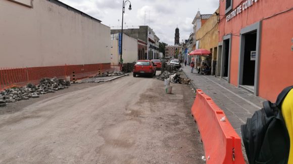 En terracería y entre montones de adoquines y basura transitan la 10 Oriente