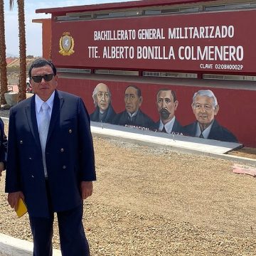 (FOTOS) Pintan a AMLO junto a Miguel Hidalgo y Benito Juárez en escuela de Mexicali