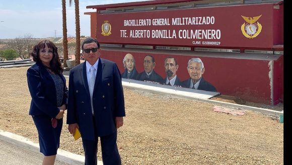 (FOTOS) Pintan a AMLO junto a Miguel Hidalgo y Benito Juárez en escuela de Mexicali