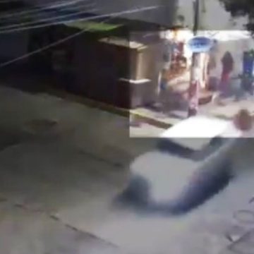 (VIDEO) Atropellan a mujer y a su bebé; el conductor iba ebrio