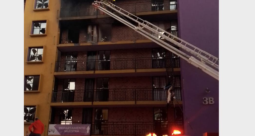 Fuerte estallido e incendio consumió un departamento de Cuautlancingo