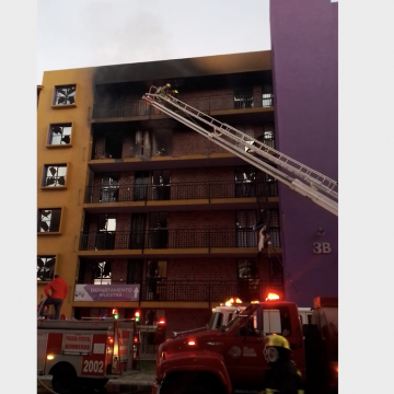 Fuerte estallido e incendio consumió un departamento de Cuautlancingo