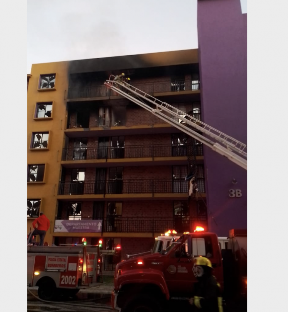 Fuerte estallido e incendio consumió un departamento de Cuautlancingo