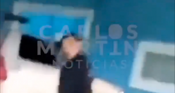 (VIDEO) Pobladores de Acatzingo atacan a policías para impedir infracción