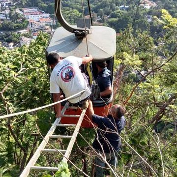 Se rompe cable de teleférico de Taxco; rescatan a nueve personas