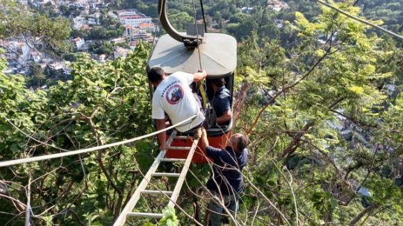 Se rompe cable de teleférico de Taxco; rescatan a nueve personas