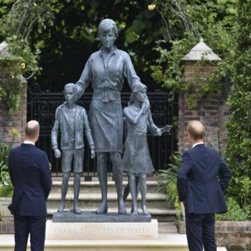 Develan estatua de la princesa Diana