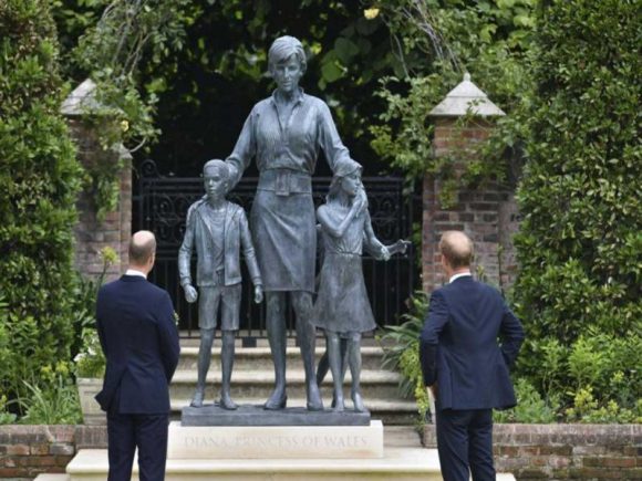 Develan estatua de la princesa Diana