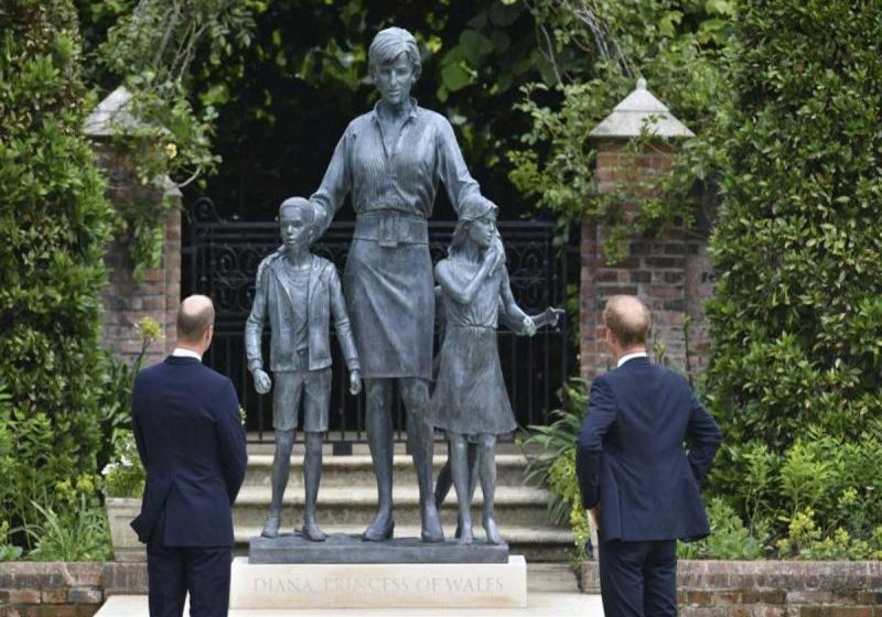 Develan estatua de la princesa Diana