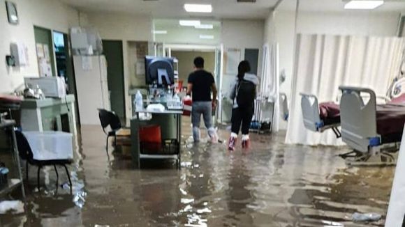 (VIDEO) Tras intensa lluvia, se inunda el Hospital General de Atizapán; reubicaron pacientes