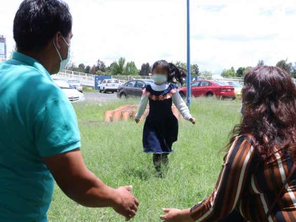 Dona SEDIF procesador de sonido de implante coclear a niña de Ciudad Serdán