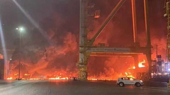 (VIDEO)Explosión e incendio en puerto de Dubái