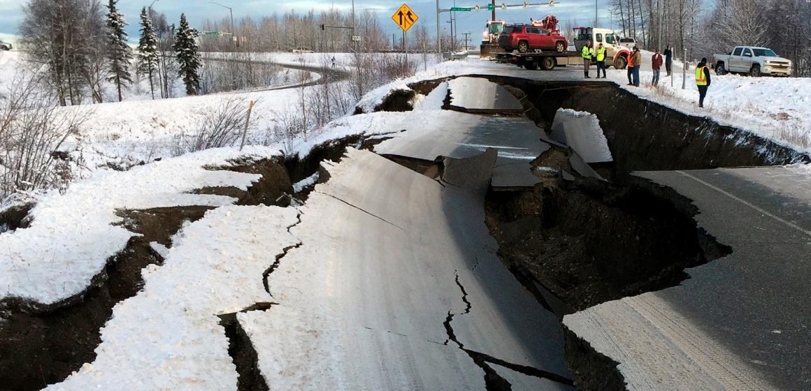 (VIDEO) Terremoto de magnitud 8.2 sacude a Alaska; cancelan alerta de tsunami