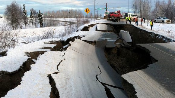 (VIDEO) Terremoto de magnitud 8.2 sacude a Alaska; cancelan alerta de tsunami