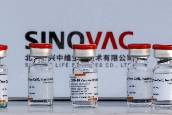 Vacuna SinoVac necesitaría una tercera dosis; anticuerpos caen en 6 meses revela estudio