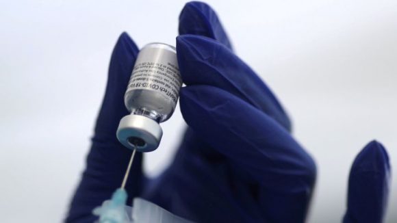 Dos dosis de Pfizer o AstraZeneca neutralizan variante Delta del COVID-19