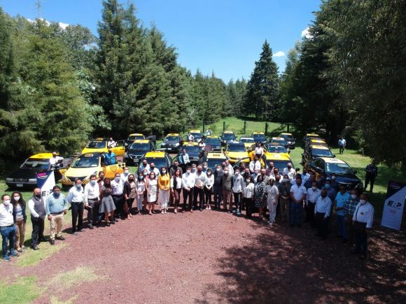 Eduardo Rivera Pérez sostiene encuentro con taxistas y transportistas