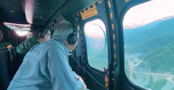 Supervisa AMLO carreteras de Sinaloa y Durango a bordo de helicóptero