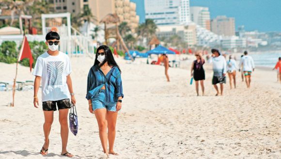 Estudiantes de Bolivia se contagian de Covid-19 tras vacacionar en la Riviera Maya