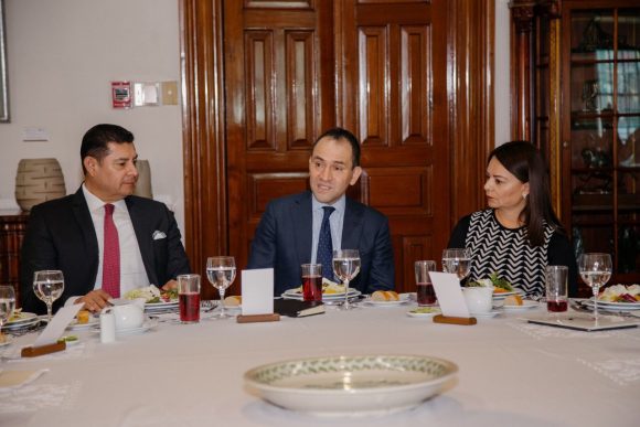 Integrantes de la Comisión de Hacienda en el Senado abordan tema del Paquete Económico 2022 con Arturo Herrera