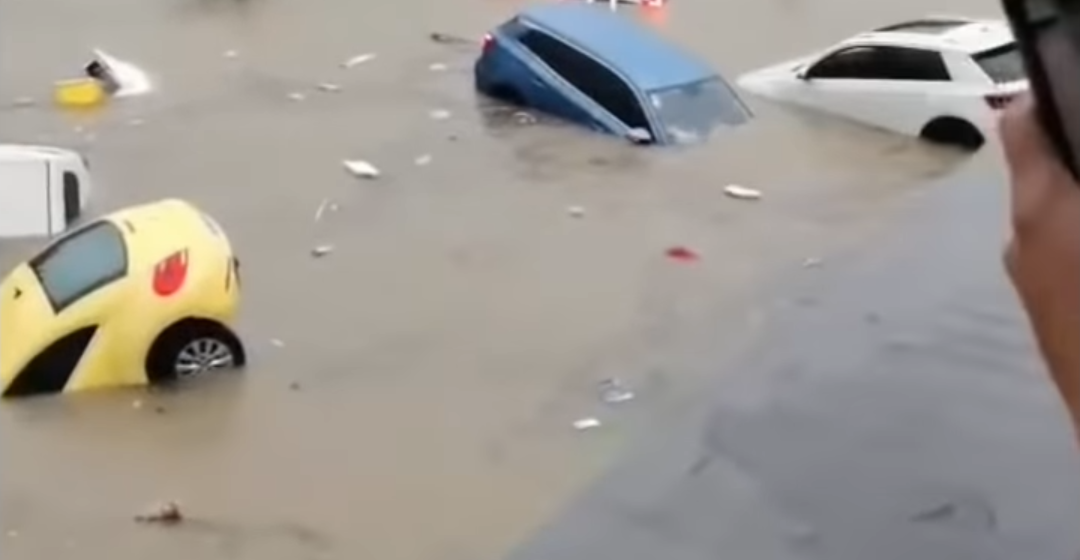 (VIDEO) Inundación en metro de Zhengzhou deja 12 muertos