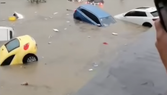 (VIDEO) Inundación en metro de Zhengzhou deja 12 muertos