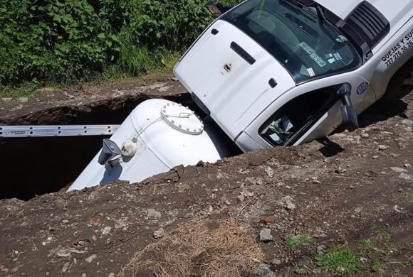 En Xalmimilulco un socavón se tragó una pipa de gas LP