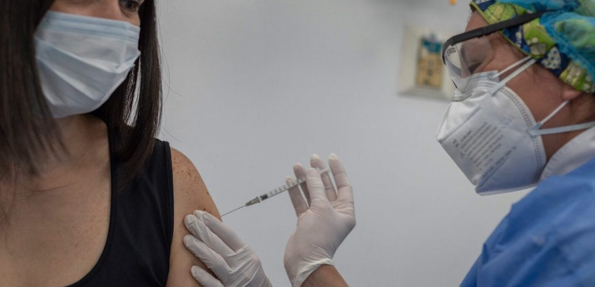 Autorizan uso de vacuna Moderna en menores de 12 a 17 años contra Covid-19
