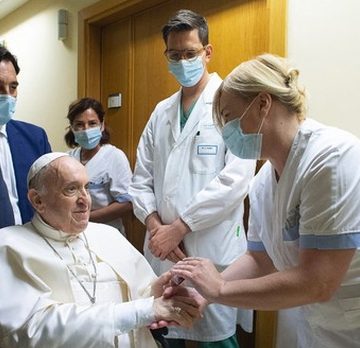 Reaparece en público el papa Francisco desde la ventana del Hospital Gemelli
