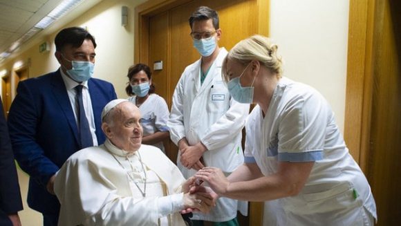 Reaparece en público el papa Francisco desde la ventana del Hospital Gemelli