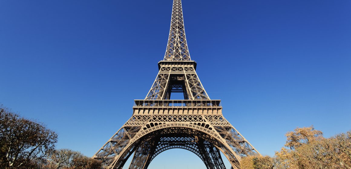 Reabre Torre Eiffel después de ocho meses de cierre por pandemia
