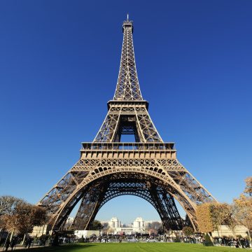 Reabre Torre Eiffel después de ocho meses de cierre por pandemia