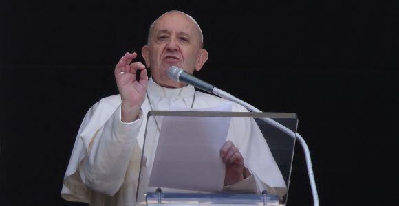 El papa Francisco es hospitalizan para una cirugía de colon