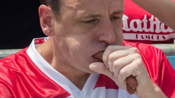 Gana récord al comer 76 hot dogs en 10 minutos