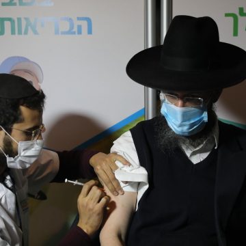 Aplicará Israel tercera dosis de vacuna Pfizer a personas mayores de 60