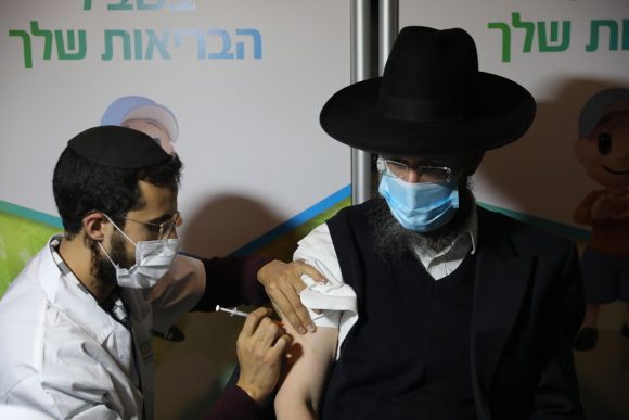 Aplicará Israel tercera dosis de vacuna Pfizer a personas mayores de 60