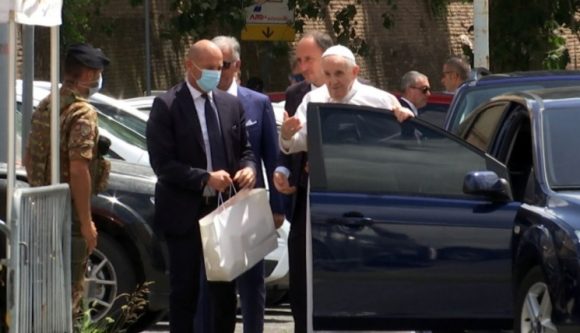 Dan de alta al Papa Francisco tras cirugía de colón El papa
