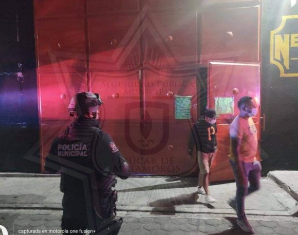 Clausuran fiesta en bar de Izúcar por incumplir el Decreto estatal