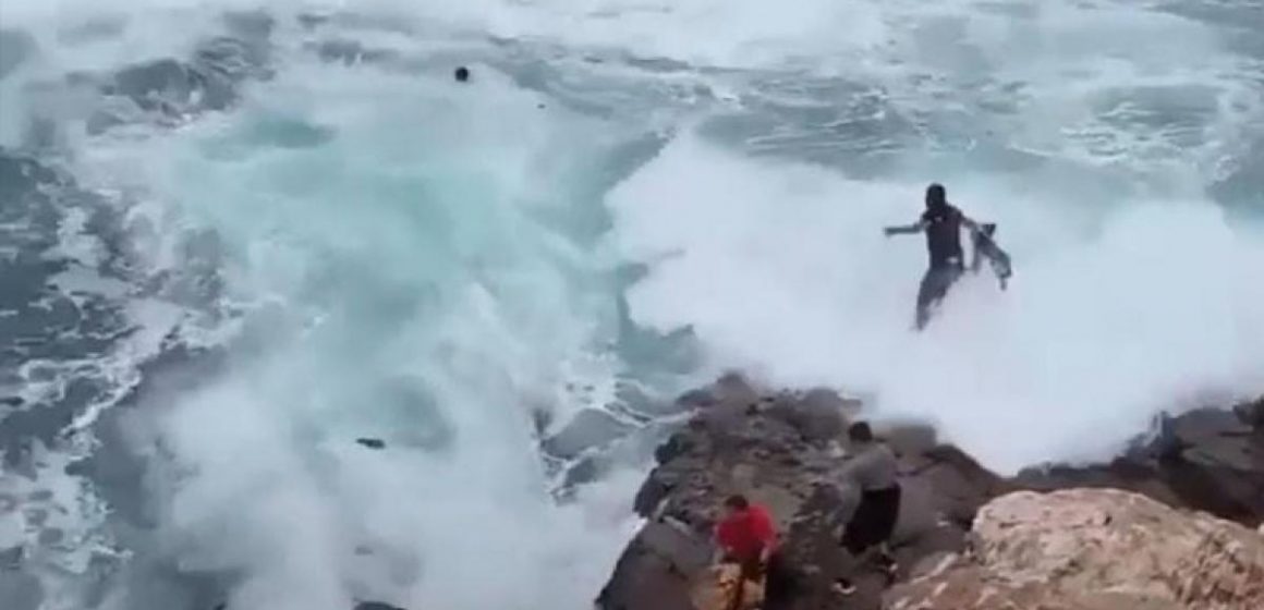 Turistas bajan al acantilado de La Bufadora en Ensenada y ponen en peligro su vida