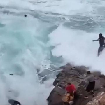 Turistas bajan al acantilado de La Bufadora en Ensenada y ponen en peligro su vida