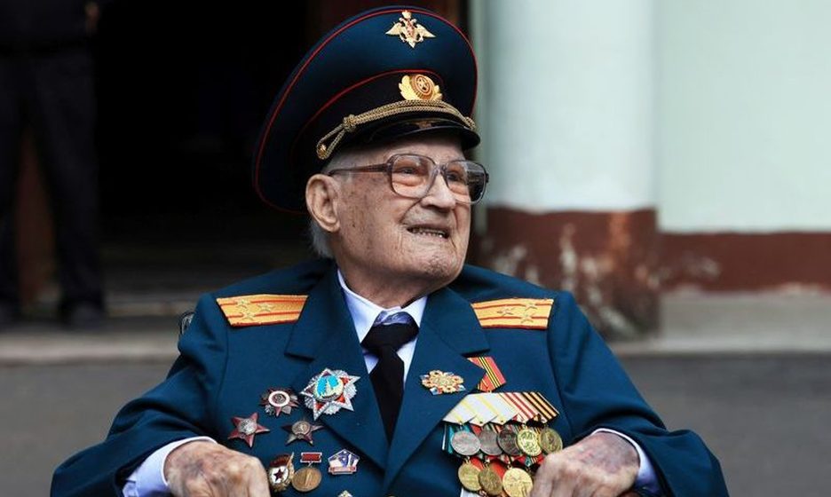 Veterano de 102 años de la Segunda Guerra Mundial supera el covid-19 en Rusia