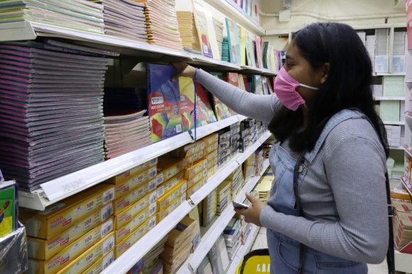 Exige gobierno a Profeco que controle precios de útiles escolares