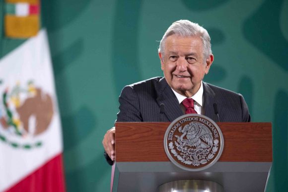 AMLO se pronuncia en contra el INE por su sanción a Samuel García y Mariana Rodríguez